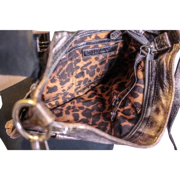 B Makowsky Leather Crossbody Purse Metallic Gray Moto Style Distressed Z… - Picture 4 of 4